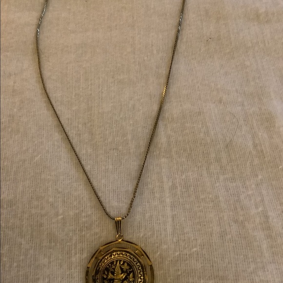 Vintage Necklace with Doves on a Round Pendant - Picture 2 of 4